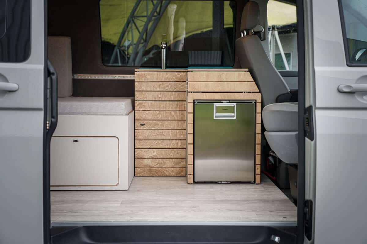 VANING Camper Van Konzept Minimalist VW T5 T6 T6.1 Transporter Bulli Reisemobil Wohnmobil Holz Bett Schrank Küche