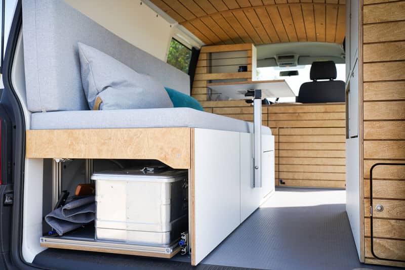 VANING Camper Van Konzept Allrounder VW T5 T6 T6.1 Transporter Bulli Reisemobil Wohnmobil Holz Bett Schrank Küche