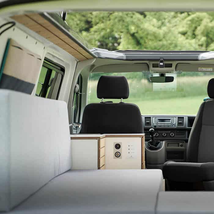 VANING Camper Van Konzept Minimalist VW T5 T6 T6.1 Transporter Bulli Reisemobil Wohnmobil Holz Bett Schrank Küche