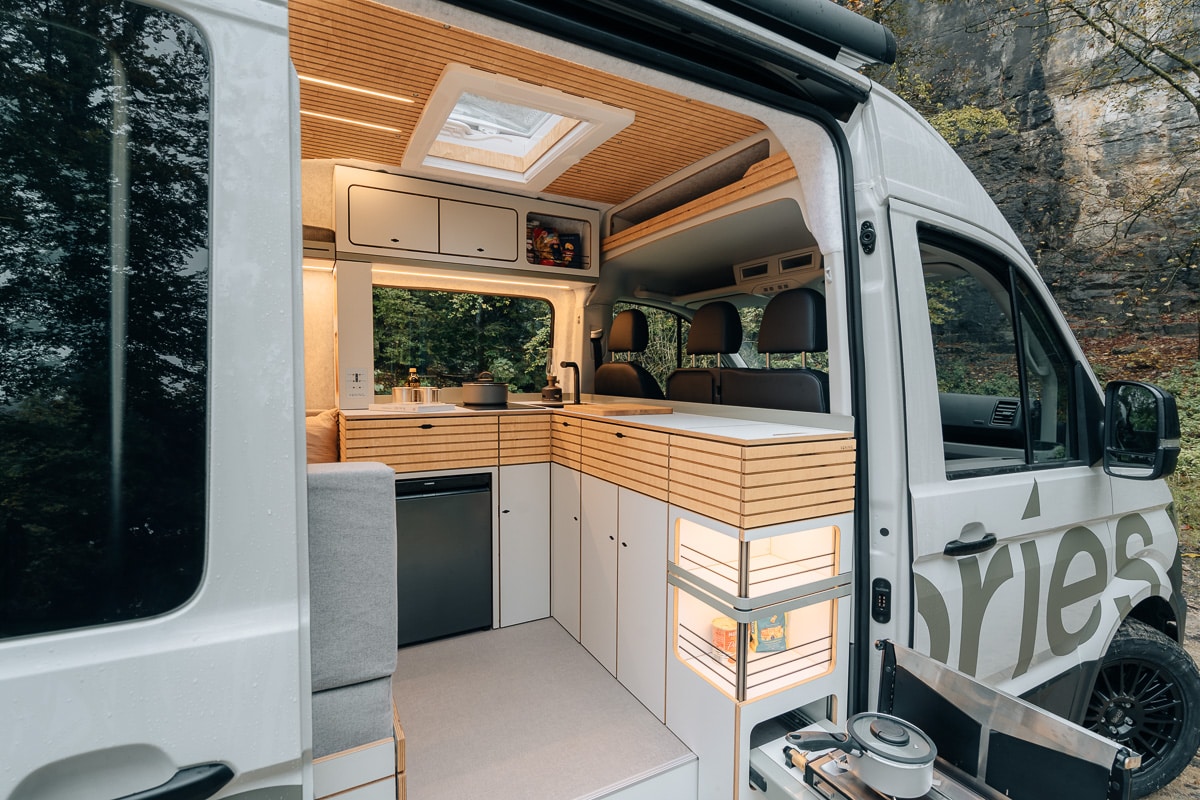 VANING Camper Van Konzept Crafter 2P Reisemobil Wohnmobil Holz Bett Schrank Küche SCA