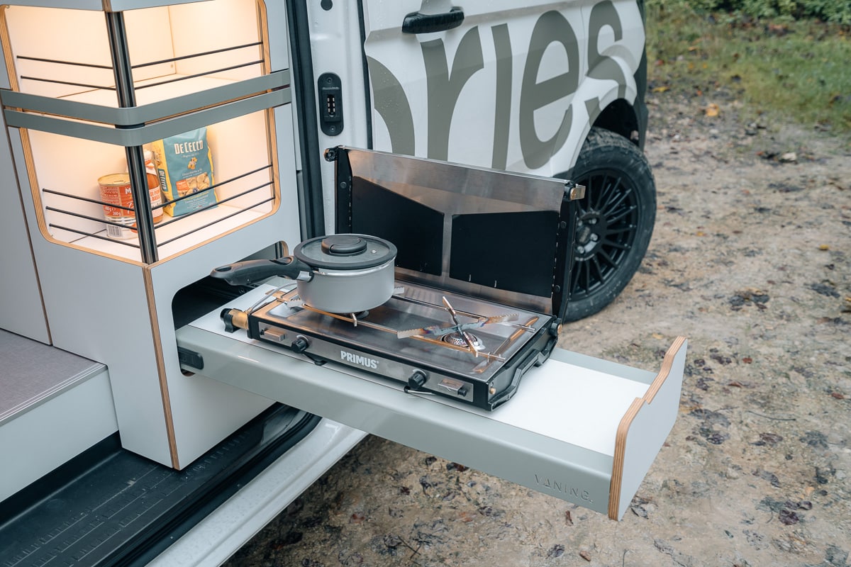 VANING Camper Van Konzept Crafter 2P Reisemobil Wohnmobil Holz Bett Schrank Küche SCA