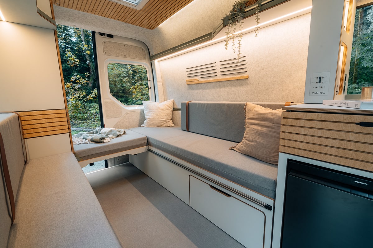 VANING Camper Van Konzept Crafter 2P Reisemobil Wohnmobil Holz Bett Schrank Küche SCA