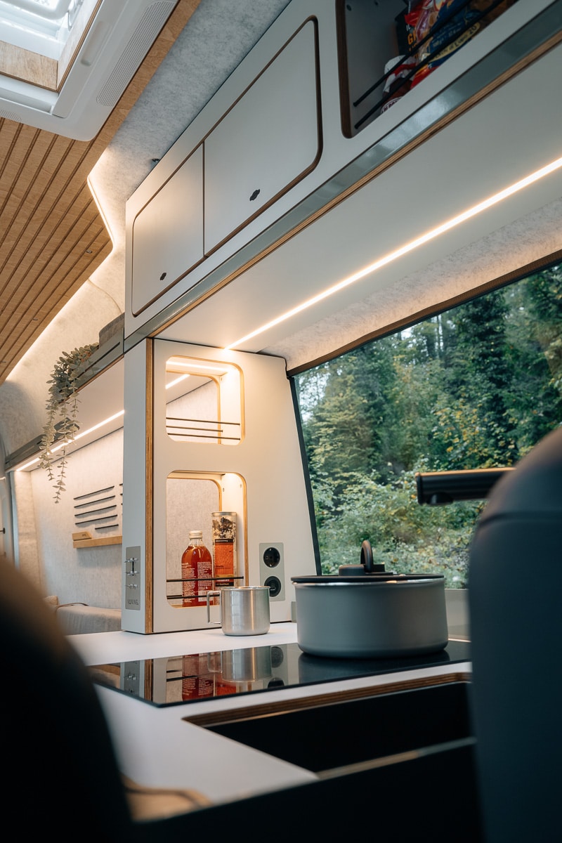 VANING Camper Van Konzept Crafter 2P Reisemobil Wohnmobil Holz Bett Schrank Küche SCA