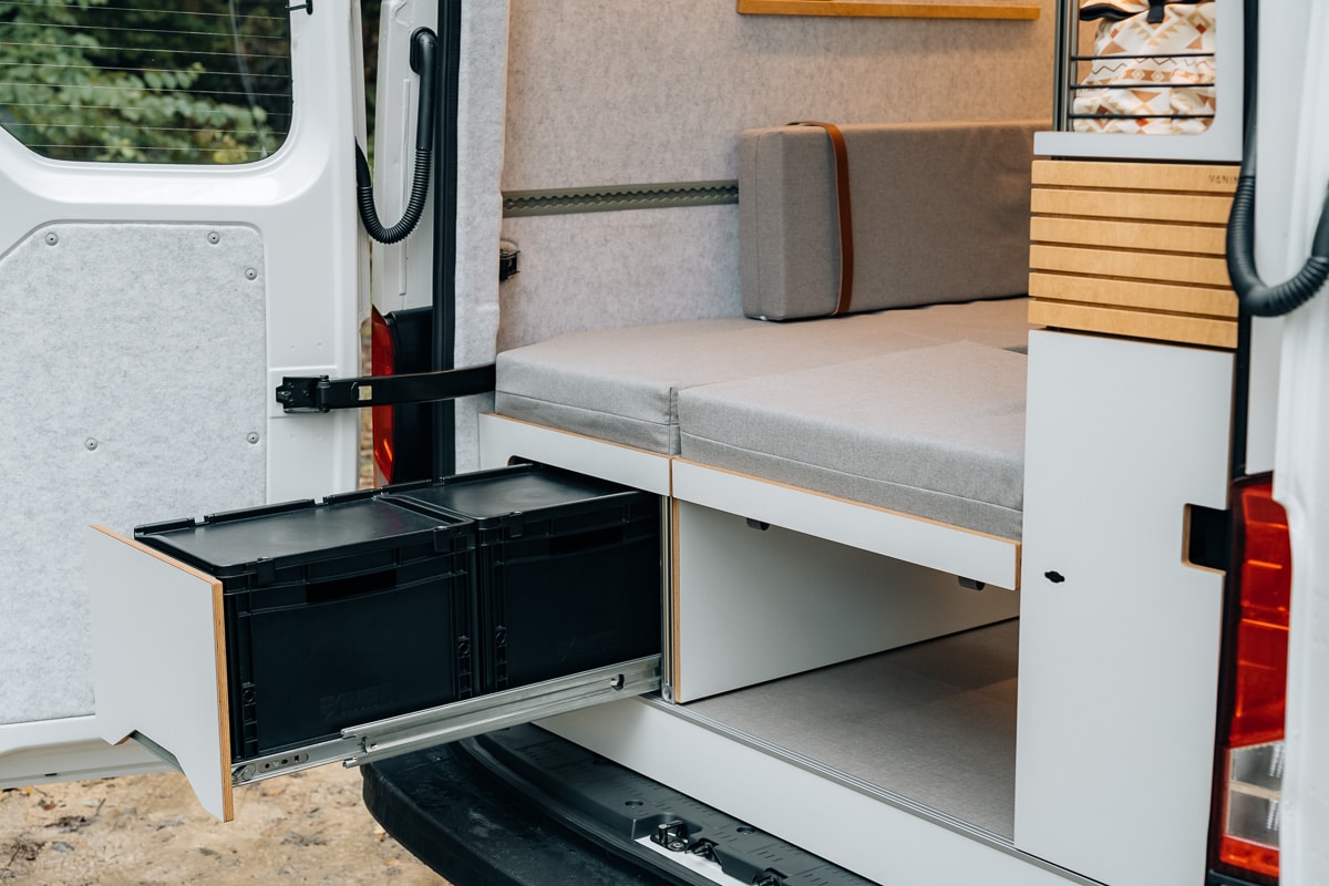 VANING Camper Van Konzept Crafter 2P Reisemobil Wohnmobil Holz Bett Schrank Küche SCA