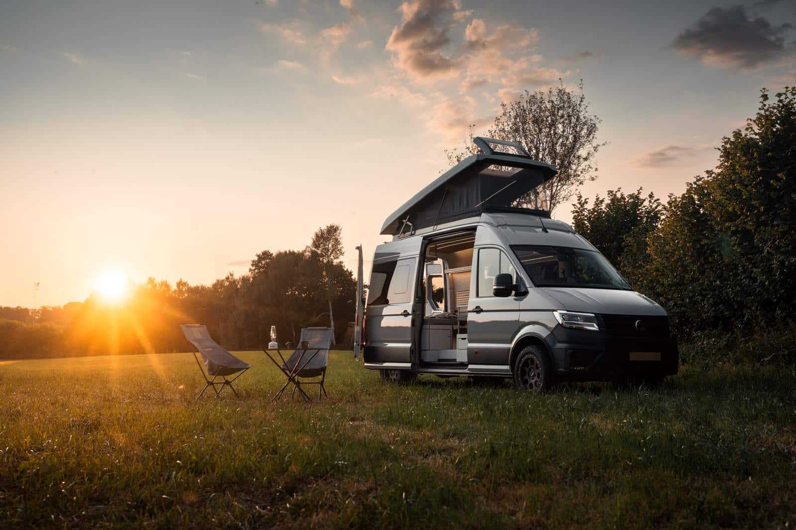 VANING Camper Van Konzept Crafter 2P Reisemobil Wohnmobil Holz Bett Schrank Küche SCA