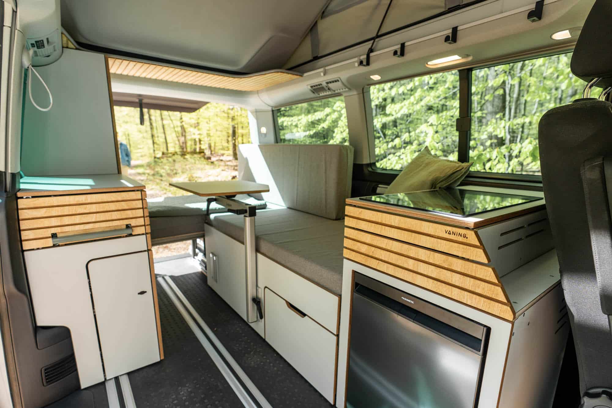 VANING Camper Van Konzept Concept C VW California Cali Beach Reisemobil Wohnmobil Holz Bett Schrank Küche