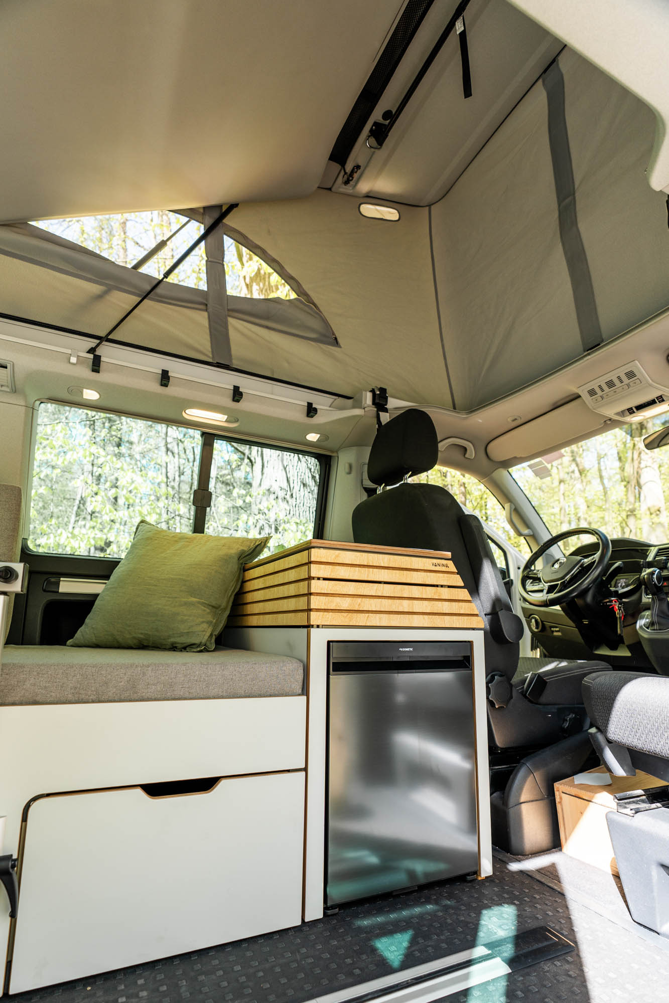 VANING Camper Van Konzept Concept C VW California Cali Beach Reisemobil Wohnmobil Holz Bett Schrank Küche VANING Camper Van Konzept Concept C VW California Cali Beach Reisemobil Wohnmobil Holz Bett Schrank Küche
