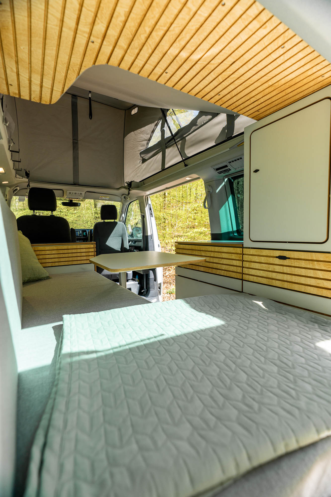 VANING Camper Van Konzept Concept C VW California Cali Beach Reisemobil Wohnmobil Holz Bett Schrank Küche VANING Camper Van Konzept Concept C VW California Cali Beach Reisemobil Wohnmobil Holz Bett Schrank Küche