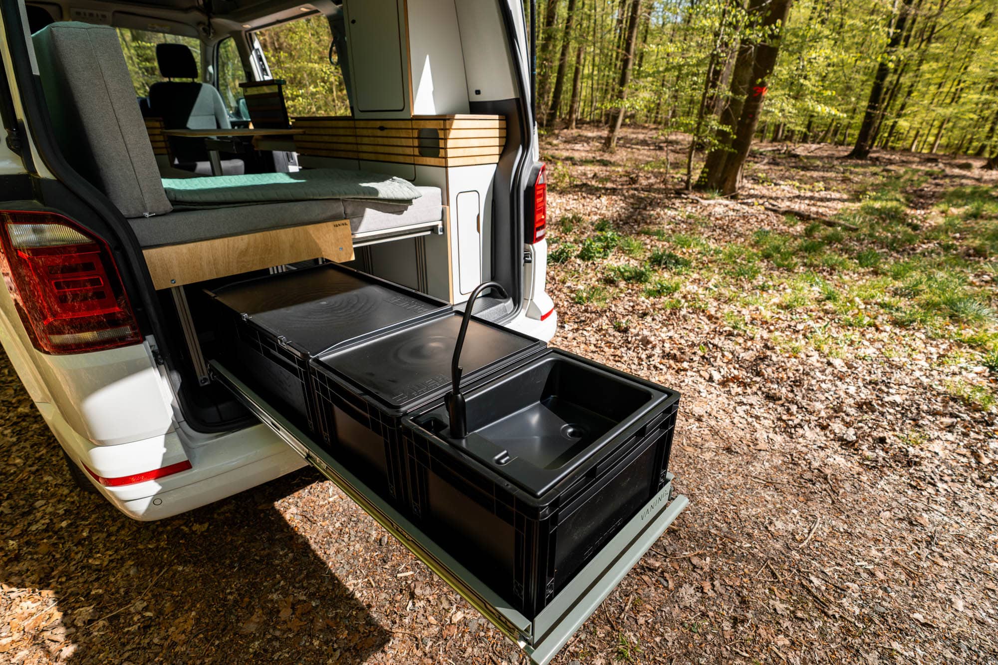 VANING Camper Van Konzept Concept C VW California Cali Beach Reisemobil Wohnmobil Holz Bett Schrank Küche
