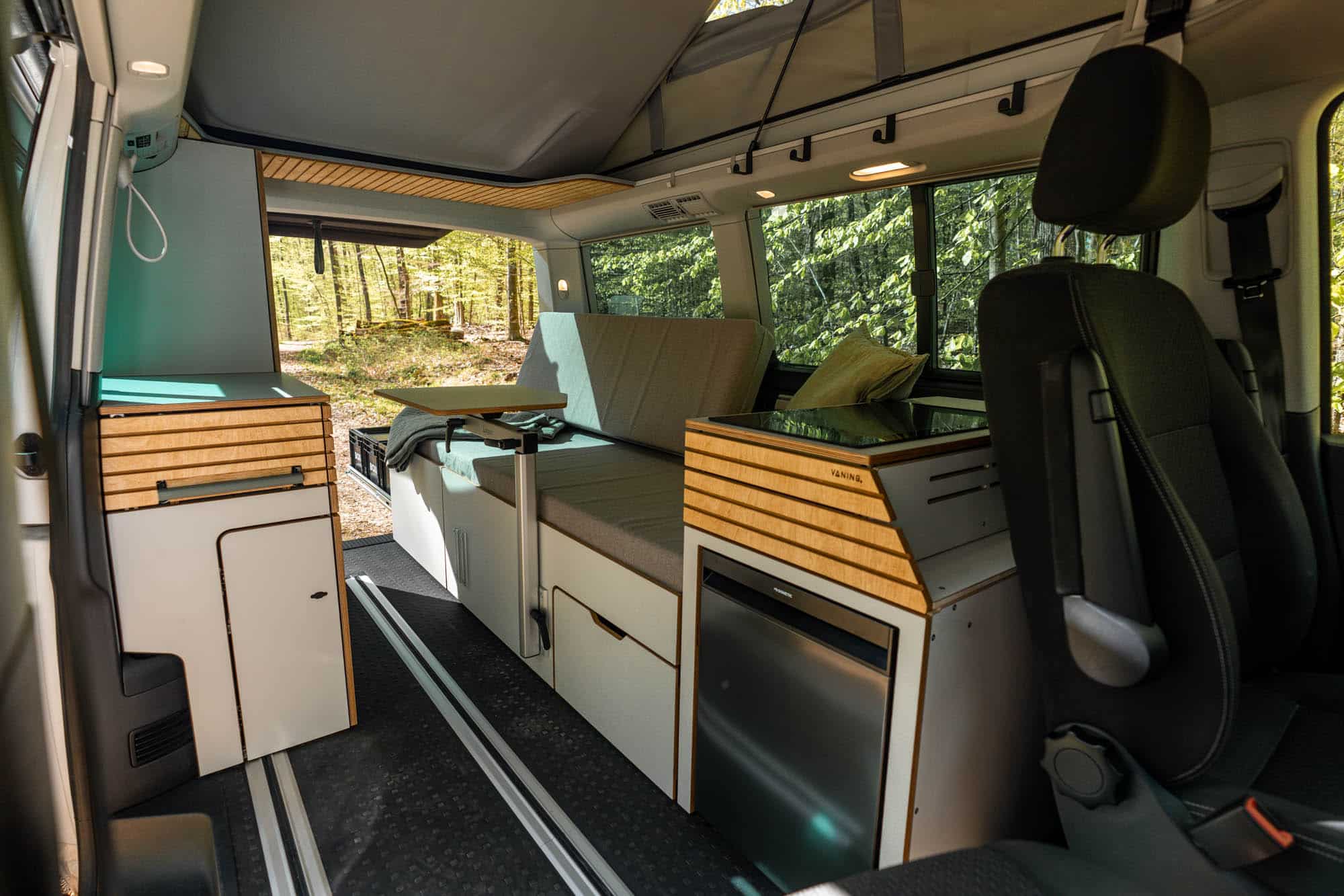 VANING Camper Van Konzept Concept C VW California Cali Beach Reisemobil Wohnmobil Holz Bett Schrank Küche