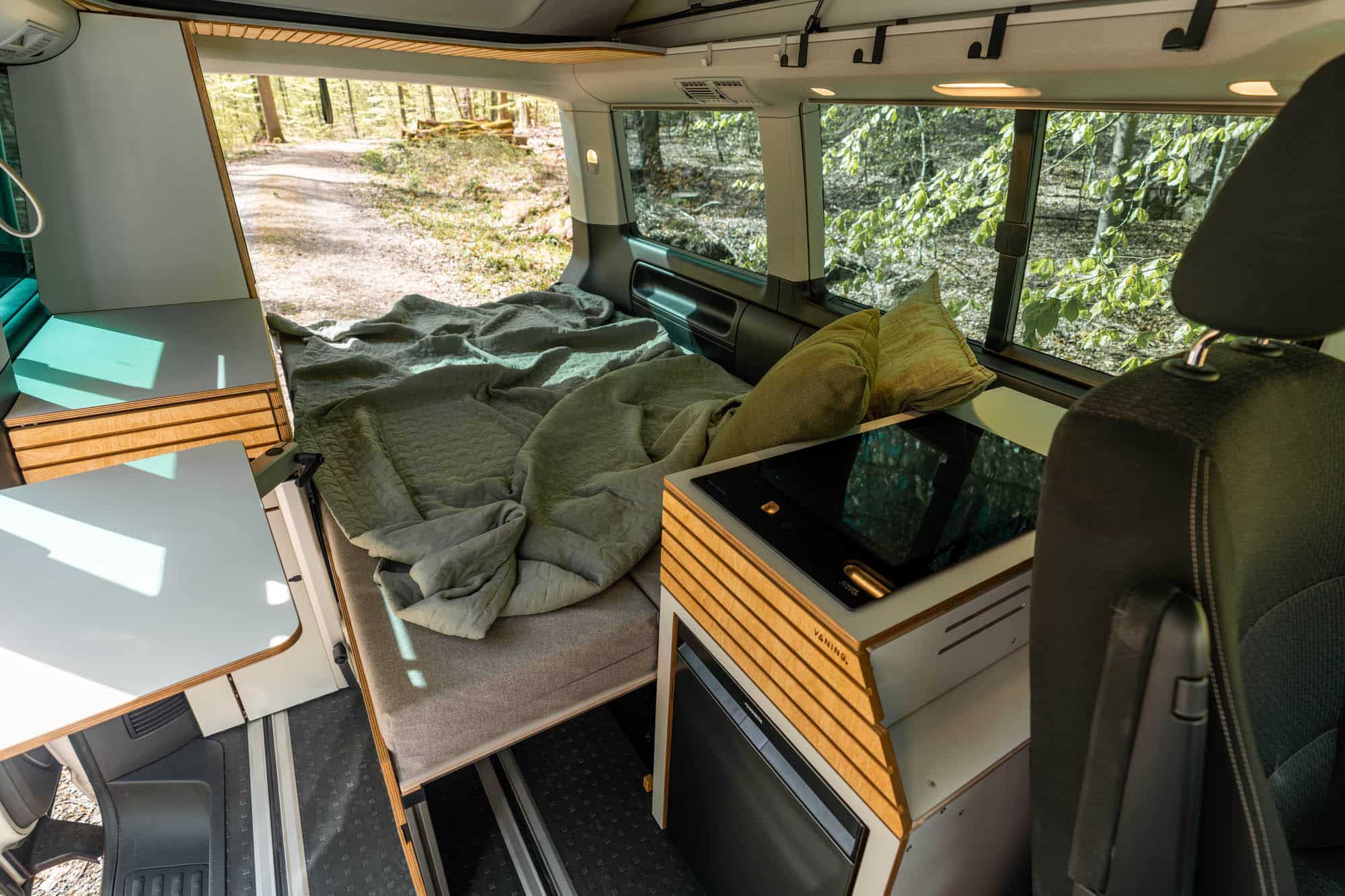 VANING Camper Van Konzept Concept C VW California Cali Beach Reisemobil Wohnmobil Holz Bett Schrank Küche